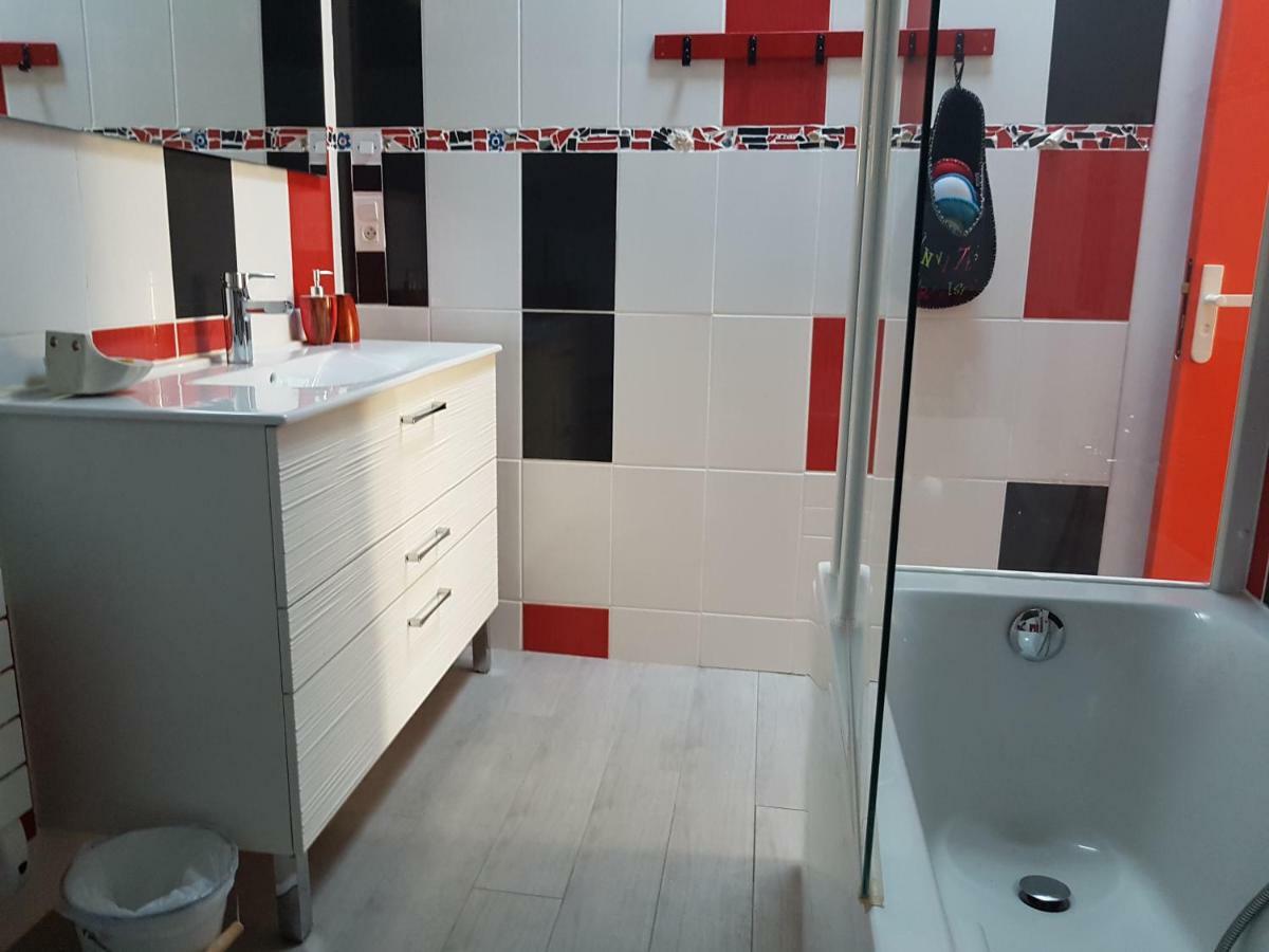 Les Pinguelles Bed & Breakfast Le Donjon Bagian luar foto